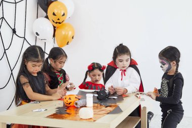 Sevimli cadılar bayramı arka plan çocuk kostüm