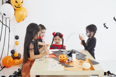 Sevimli cadılar bayramı arka plan çocuk kostüm