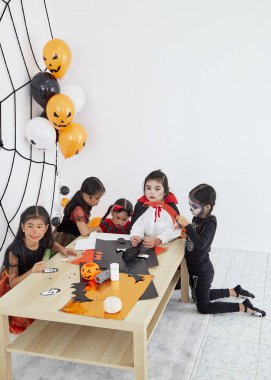 Sevimli cadılar bayramı arka plan çocuk kostüm