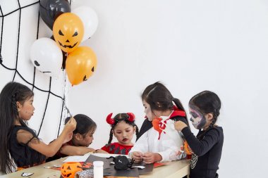 Sevimli cadılar bayramı arka plan çocuk kostüm