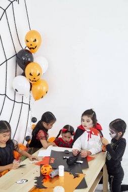 Sevimli cadılar bayramı arka plan çocuk kostüm