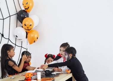 Sevimli cadılar bayramı arka plan çocuk kostüm