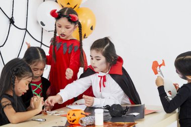 Sevimli cadılar bayramı arka plan çocuk kostüm