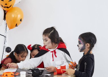 Sevimli cadılar bayramı arka plan çocuk kostüm