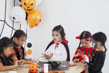 Sevimli cadılar bayramı arka plan çocuk kostüm