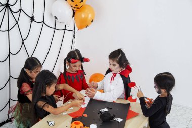 Sevimli cadılar bayramı arka plan çocuk kostüm