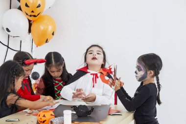Sevimli cadılar bayramı arka plan çocuk kostüm