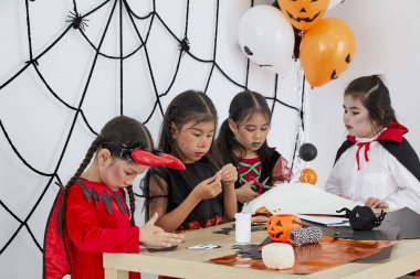 Sevimli cadılar bayramı arka plan çocuk kostüm