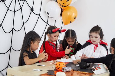 Sevimli cadılar bayramı arka plan çocuk kostüm