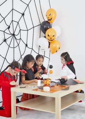 Sevimli cadılar bayramı arka plan çocuk kostüm