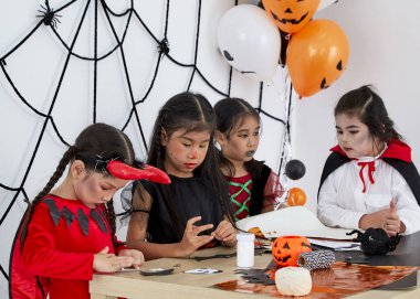 Sevimli cadılar bayramı arka plan çocuk kostüm