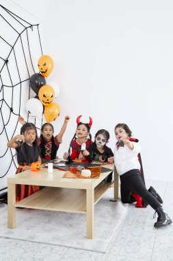 Sevimli cadılar bayramı arka plan çocuk kostüm