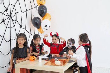 Sevimli cadılar bayramı arka plan çocuk kostüm