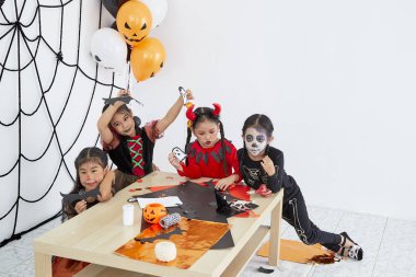 Sevimli cadılar bayramı arka plan çocuk kostüm