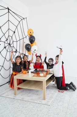 Sevimli cadılar bayramı arka plan çocuk kostüm