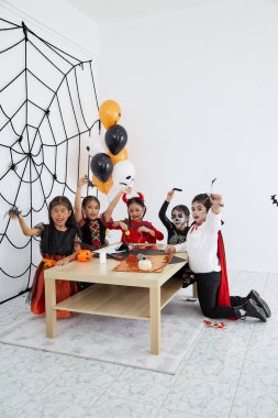 Sevimli cadılar bayramı arka plan çocuk kostüm