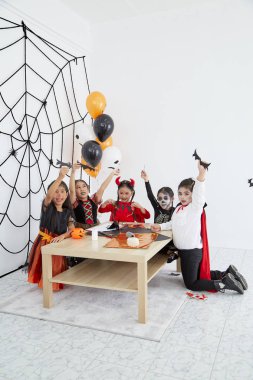 Sevimli cadılar bayramı arka plan çocuk kostüm