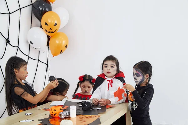 Bonito halloween fundo crianças traje — Fotografia de Stock