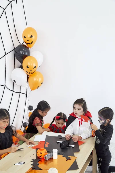 Sevimli cadılar bayramı arka plan çocuk kostüm