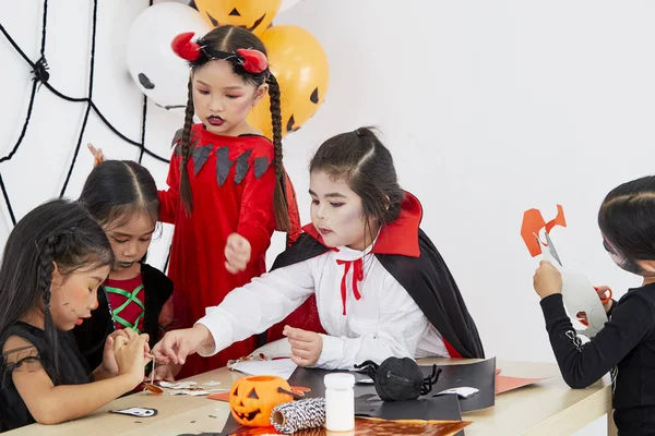 Sevimli cadılar bayramı arka plan çocuk kostüm