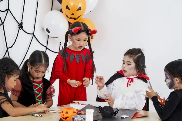 Śliczne Halloween tle dzieci kostium — Zdjęcie stockowe