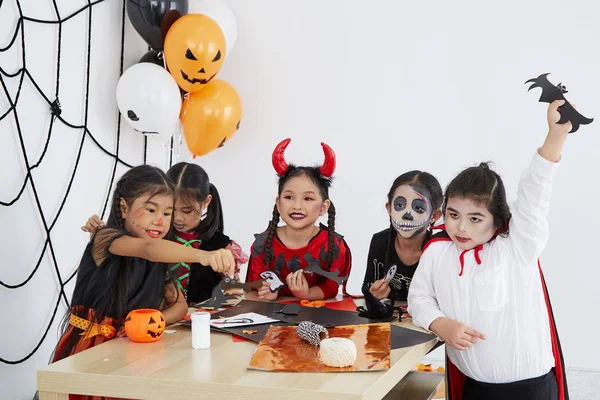 Leuke Halloween achtergrond Kids kostuum — Stockfoto