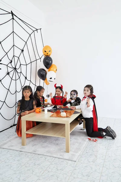 Roztomilé Halloweenské pozadí dětský kostým — Stock fotografie