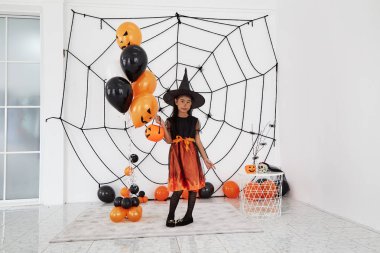 Bir balkabağı ile Mutlu Cadılar Bayramı küçük cadı