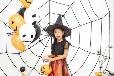 Bir balkabağı ile Mutlu Cadılar Bayramı küçük cadı