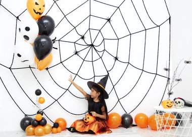 Bir balkabağı ile Mutlu Cadılar Bayramı küçük cadı