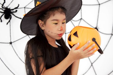 Bir balkabağı ile Mutlu Cadılar Bayramı küçük cadı