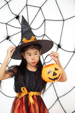 Bir balkabağı ile Mutlu Cadılar Bayramı küçük cadı