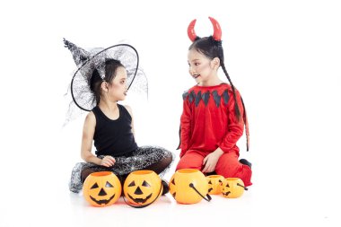 cadılar bayramında yüz boyaile asyalı kız