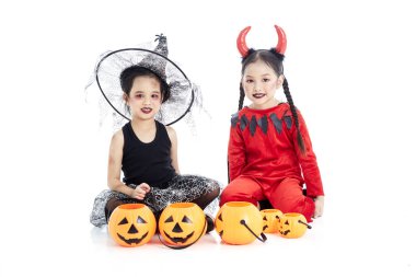 cadılar bayramında yüz boyaile asyalı kız