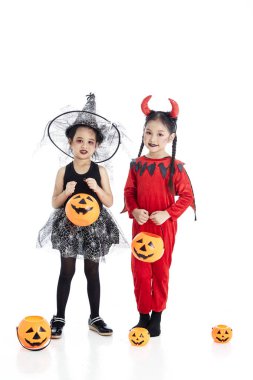 cadılar bayramında yüz boyaile asyalı kız