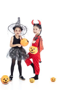 cadılar bayramında yüz boyaile asyalı kız