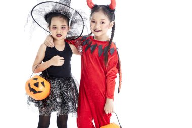 cadılar bayramında yüz boyaile asyalı kız