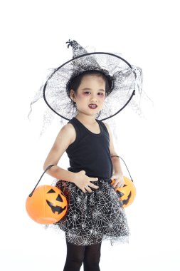 Cadılar Bayramı kostümü giyen Asyalı küçük kız