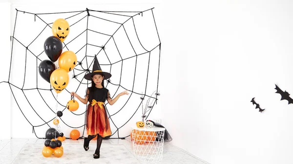 Joyeux Halloween petite sorcière avec une citrouille — Photo