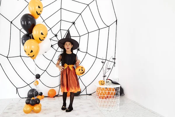 Boldog halloween kis boszorkány egy tök — Stock Fotó