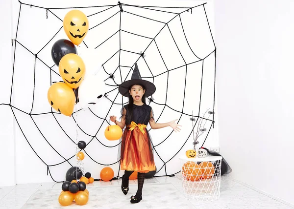 Feliz Halloween pequeña bruja con una calabaza —  Fotos de Stock