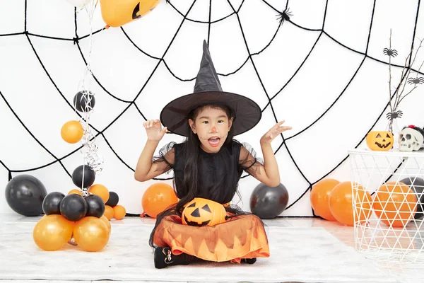Happy Halloween kleine heks met een pompoen — Stockfoto