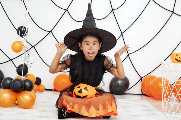 Happy Halloween mała wiedźma z dynią — Zdjęcie stockowe