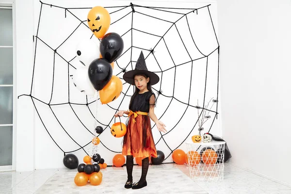 Happy Halloween kleine heks met een pompoen — Stockfoto