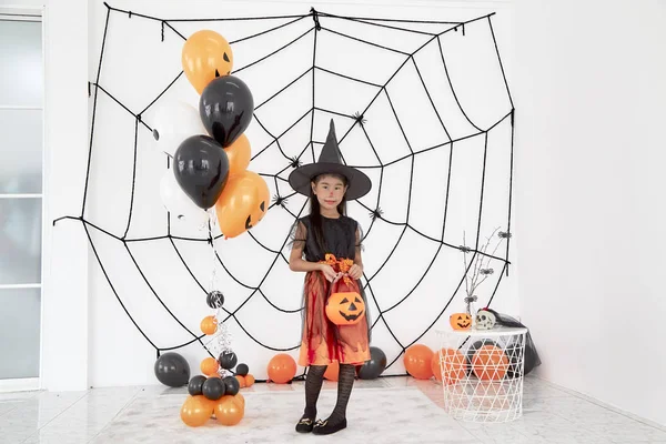 Boldog halloween kis boszorkány egy tök — Stock Fotó