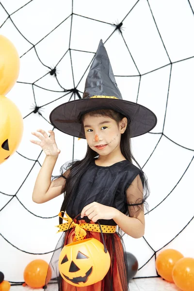Счастливого Хэллоуина маленькая ведьма с тыквой — стоковое фото