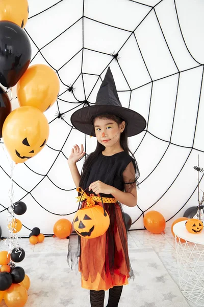 Buon Halloween piccola strega con una zucca — Foto Stock