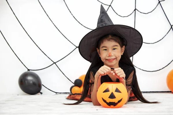 Happy Halloween kleine heks met een pompoen — Stockfoto