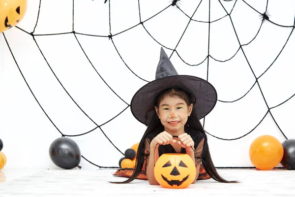 Feliz Halloween pequeña bruja con una calabaza —  Fotos de Stock