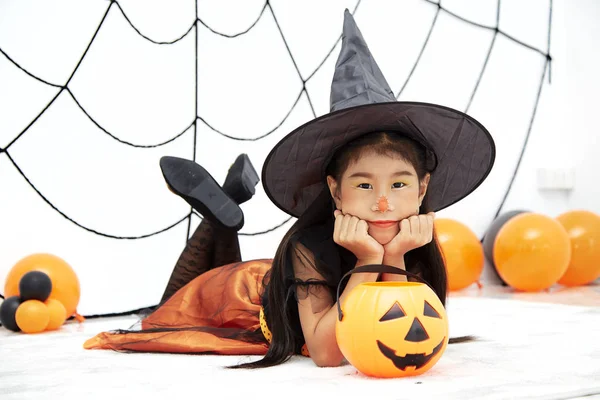 Happy Halloween liten häxa med en pumpa — Stockfoto